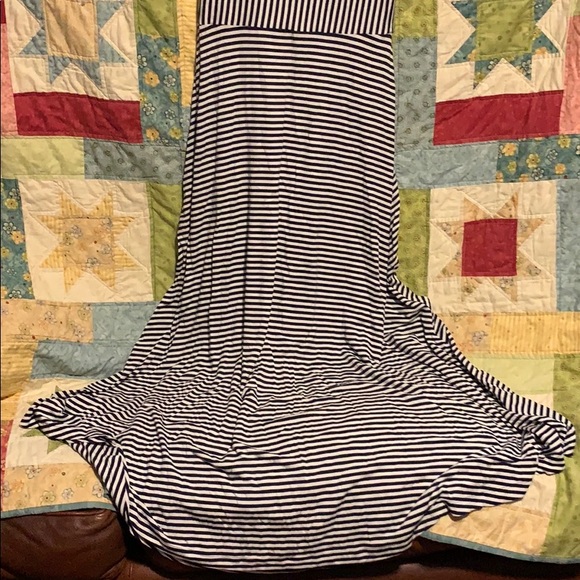 Versatile, striped, strapless dress - Picture 2 of 5